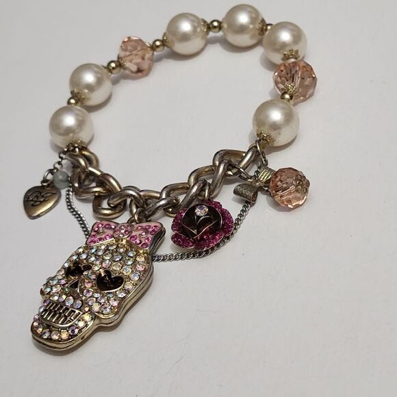 Betsey Johnson 100%authentic vintage skull bracelet - Picture 2 of 5